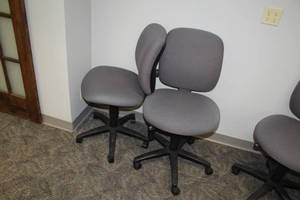 lot 412 image: Lot of (2) Rolling Office Chairs