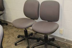lot 413 image: Lot of (2) Rolling Office Chairs