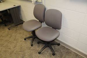lot 414 image: Lot of (2) Rolling Office Chairs