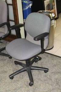 lot 417 image: Rolling Office Arm Chair