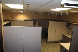 lot 439 image: Lot of (4) Office Cubicles with Desk, Chair, 2-drawer Cabinet