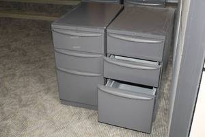 lot 446 image: Lot of (2) Metal File Cabinets 3-drawer