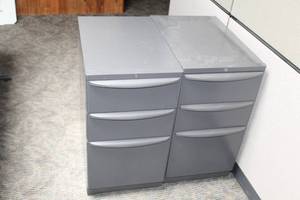 lot 445 image: Lot of (2) Metal File Cabinets 3-drawer
