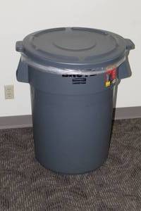 lot 470 image: Rubbermaid Brute Container 44-Gallon Plastic Commercial Garbage Can with Lid