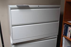 lot 478 image: Metal Lateral File Cabinet 2-drawer