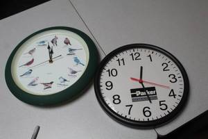 lot 482 image: Lot of (2) Battery Wall Clocks - Parker Distribution, On-Hour American Birds