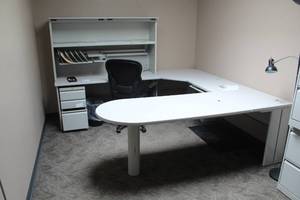 lot 476 image: Office Desk with Rolling Office Arm Chair, File Cabinet, Book Shelf, Floor Protector