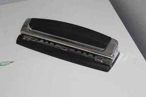 lot 512 image: Swingline 3-Hole Punch