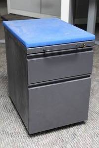 lot 513 image: Locking File Cabinet 2-drawer with Keys