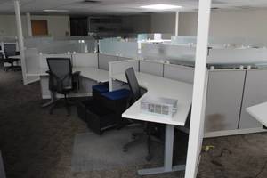 lot 527 image: 4-Cubicle Sectional with (4) Power Adjustable Corner Desks, (4) Rolling Office Arm Chairs, (4) 2-Drawer Cabinets, Floor Protector