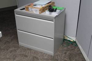 lot 529 image: Metal Lateral File Cabinet 2-drawer