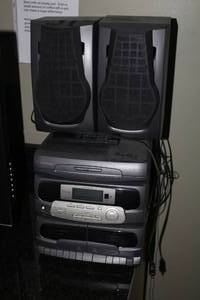 lot 286 image: Emerson 3-Disc Stereo with (2) Stereo Speakers, (1) Remote Control