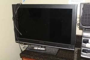 lot 287 image: Sceptre 32 Flatscreen TV with Remote Control