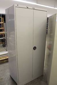 lot 186 image: Tennsco Metal Storage Cabinet 2-door