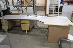lot 194 image: Corner Office Desk with 2-drawer Metal File Cabinet