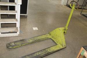 lot 197 image: Lift Rite L50 5000-lbs Pallet Jack