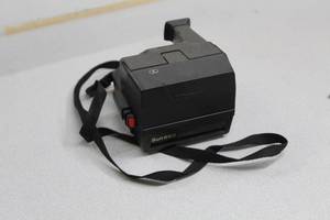 lot 198 image: Vintage Polaroid Sun 660 Autofocus Camera
