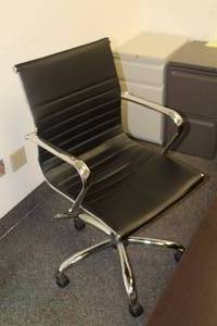 lot 602 image: Rolling Office Arm Chair