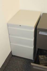 lot 604 image: Metal File Cabinet 3-drawer