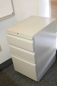 lot 605 image: Metal File Cabinet 3-drawer