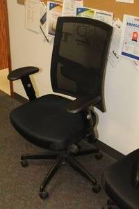 lot 616 image: Rolling Office Arm Chair