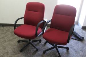 lot 630 image: Lot of (2) Rolling Office Arm Chairs