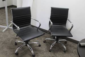 lot 631 image: Lot of (2) Rolling Office Arm Chairs