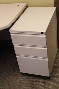 lot 662 image: File Cabinet 3-drawer