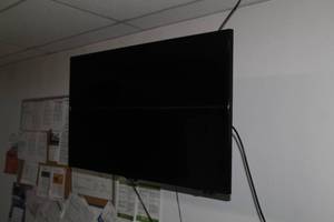 lot 667 image: Samsung Smart UN46EH6000F 46 Flatscreen TV with Remote Control, TV Mount