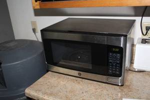 lot 669 image: GE Household Microwave Oven