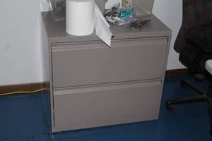 lot 672 image: Metal Lateral File Cabinet 2-drawer