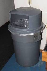 lot 676 image: Plastic Garbage Can with Lid