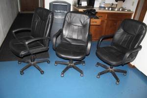 lot 678 image: Lot of (3) Rolling Office Arm Chairs
