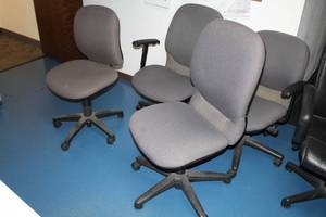 lot 679 image: Lot of (4) Assorted Rolling Office Chairs