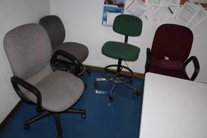 lot 680 image: Lot of (4) Assorted Rolling Office Chairs