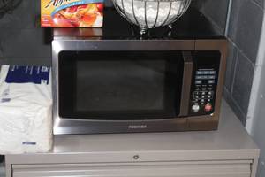 lot 758 image: Toshiba Household Microwave Oven