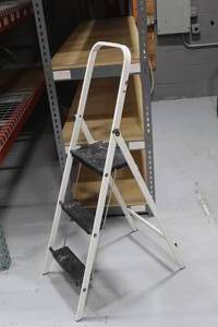 lot 760 image: Metal 3-step Step Stool