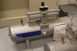 lot 814 image: SMC VBAT10AN1-X21 Air Tank w Regulator