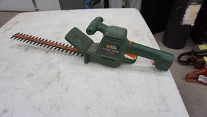 lot 11 image: Black & Decker 16 Blade Electric Hedge Trimmer