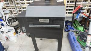 lot 65 image: Royall Pellet GrillSmoker