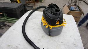lot 68 image: Stinger Wet-Dry Vac--2 12 Gallon