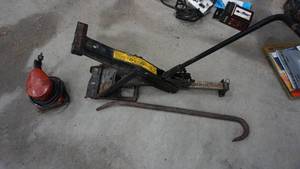 lot 100 image: Jack  Crowbar  Small Red Sander