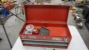 lot 133 image: Large Tool Box W A Few Tools