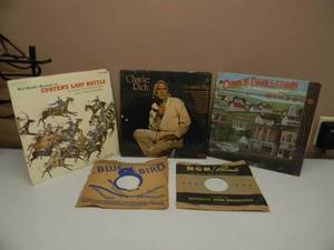lot 32 image: 3 VINTAGE ALBUMS & 2 VINTAGE 78 RPM ORIGINAL SLEEVES - SEE PICTURES