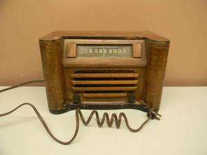 lot 33 image: VINTAGE 1946-47 SEARS, ROEBUCK AND CO. U.S.A. SILVERTONE 110 451  AM RADIO - WORKS - AWESOME PIECE - SEE PICTURES