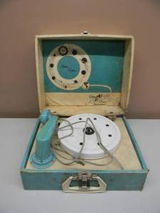 lot 35 image: VINTAGE PETER PAN RECORD PLAYER 45 & 78 RPM - POWERS UP - SEE PICTURES