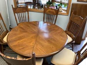 Dining Room Table & Chairs