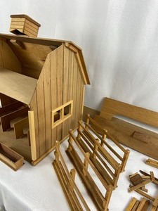 lot 5 image: Vintage Breyer Horse Barn & Stables