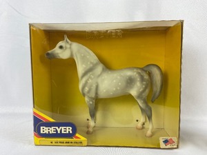 lot 8 image: Pair Vintage Breyer Horses- #839 Retired Proud Arabian Stallion & #914 Tobe Rocky Mountain Horse