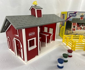 lot 6 image: Breyer Stablemates Little Red Stable and Horse Set  12 Piece Play set (no Horses included)